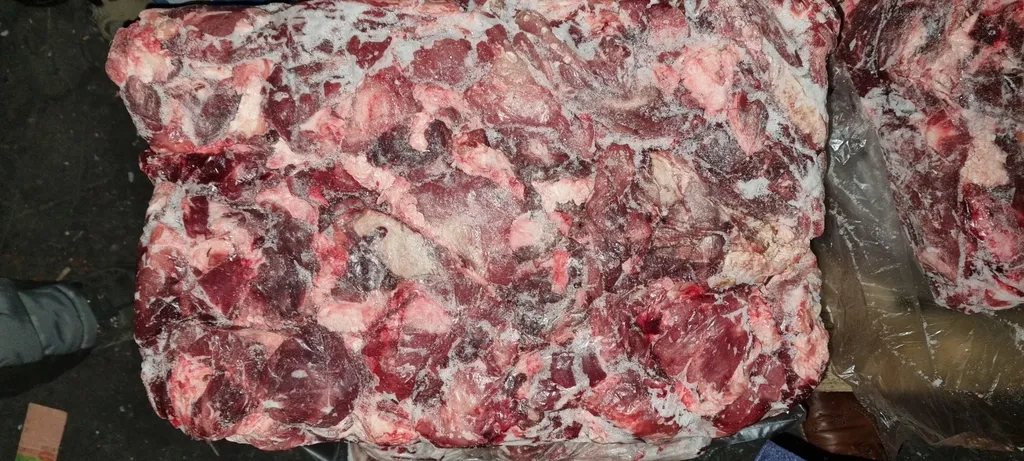 фотография продукта Мясо голов говяжье  со щекой 
