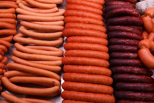 Производители колбас и сосисок предупредили о росте цен  