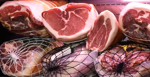 Хатасский свинокомплекс: мясо заготавливаем по плану