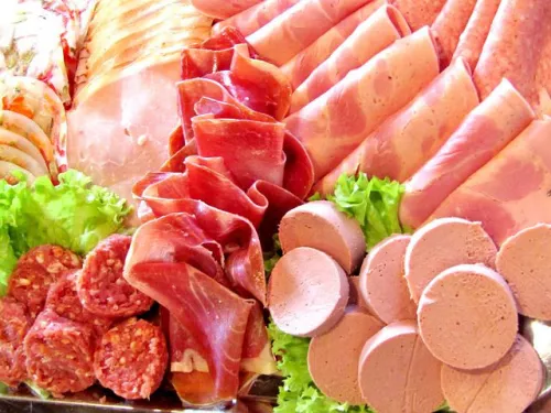 ДНК свиньи обнаружили в завезенной в Казахстан «мусульманской» колбасе из России