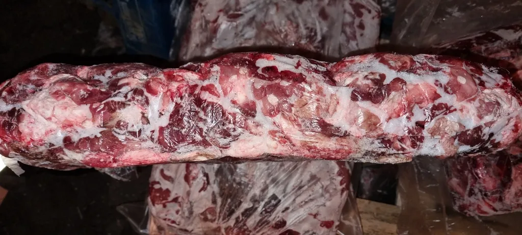 фотография продукта Мясо голов говяжьих со щекой 