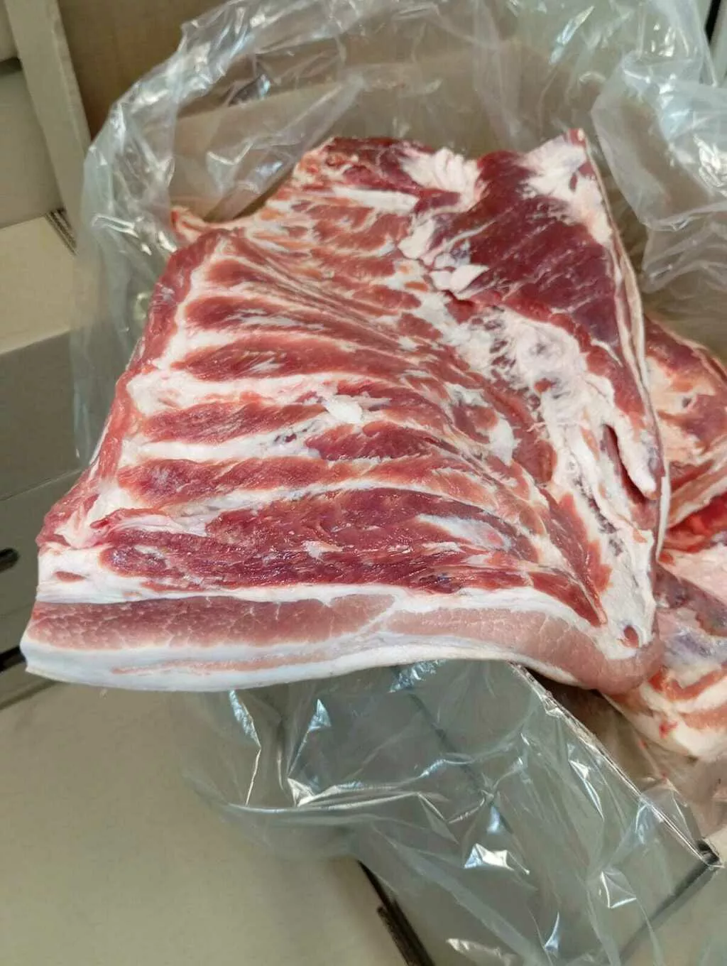 Фотография продукта Грудинка мясная б/к на шкуре