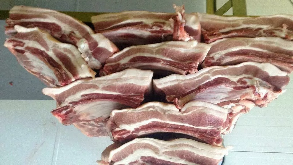 Фотография продукта Грудинка свиная без кости со шкурой опт